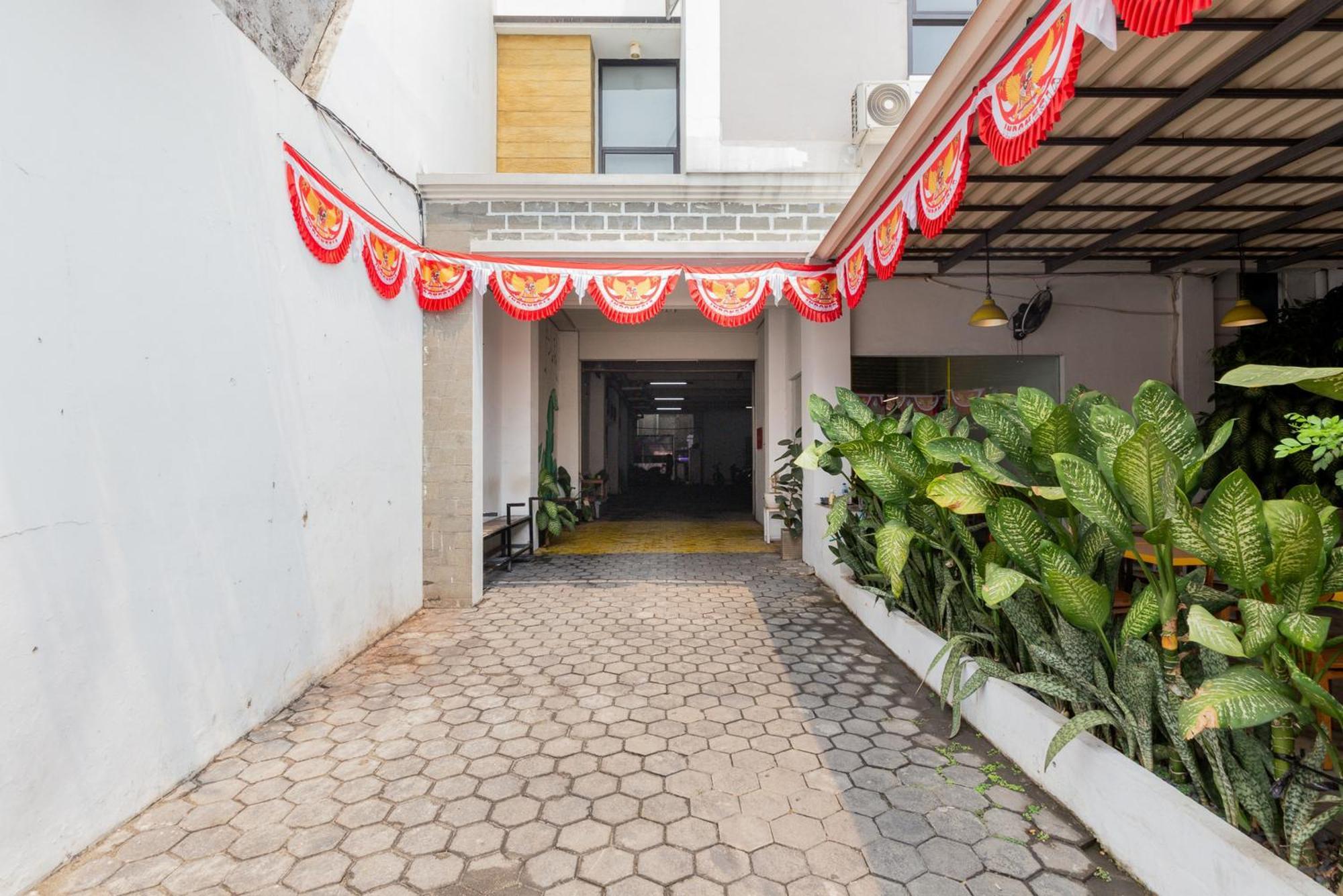 Reddoorz Plus Syariah Near Mall Pondok Indah Jakarta Eksteriør billede