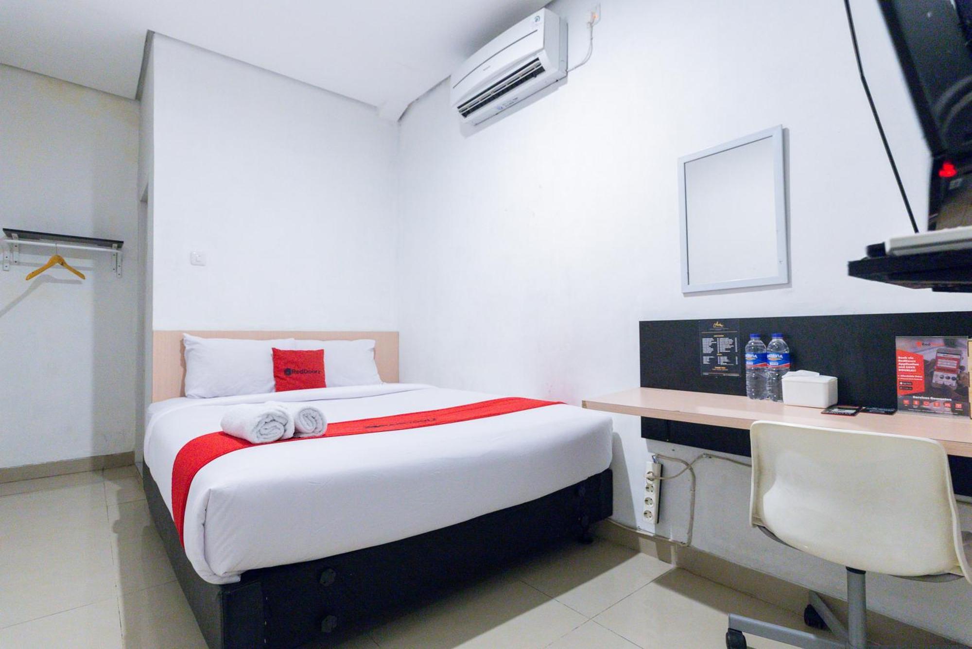Reddoorz Plus Syariah Near Mall Pondok Indah Jakarta Eksteriør billede