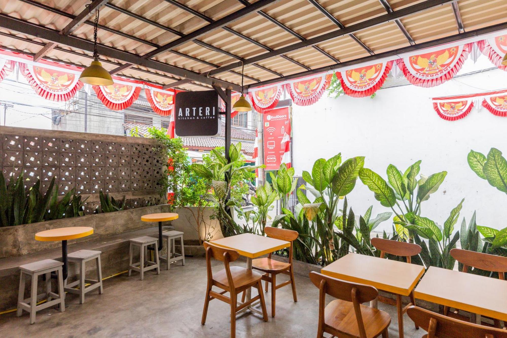 Reddoorz Plus Syariah Near Mall Pondok Indah Jakarta Eksteriør billede